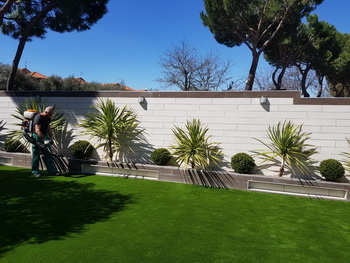 Instalación de césped artificial por Robert Jardineros